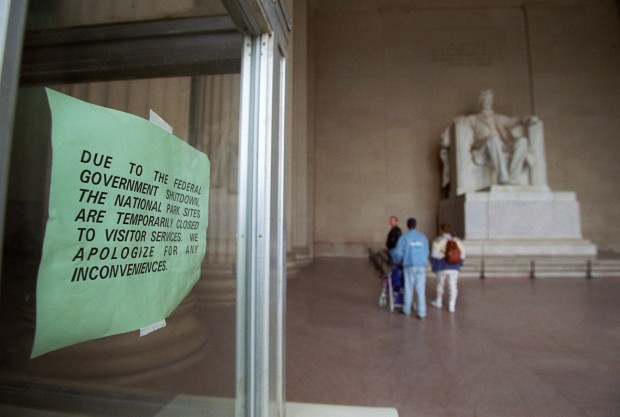 Closure sign at the Lincoln Memorial due to government shutdown