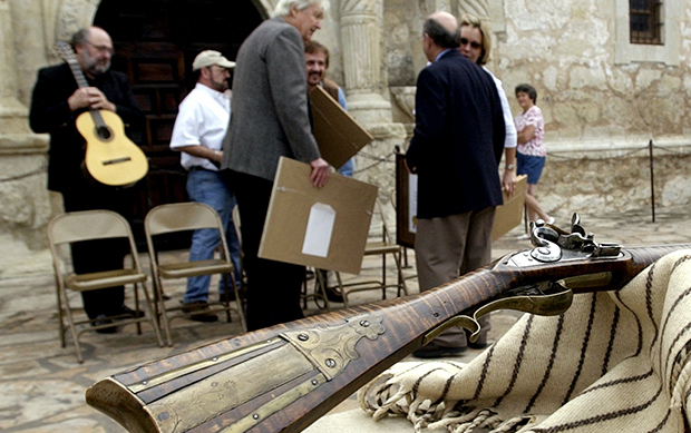 Fess Parker presents rifle to the Alamo