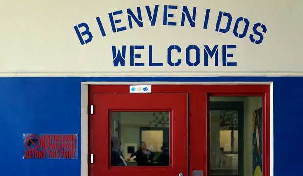 A Spanish and English welcome sign