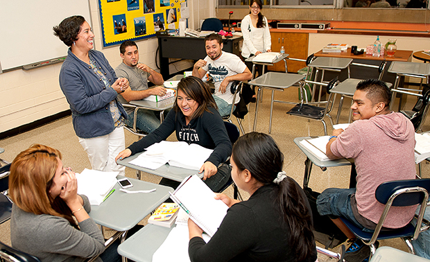 Pilar Quinn, voluntaria, imparte una clase de preparación para el examen de Competencia de Escuela Preparatoria (GED) en una Escuela Marista en Atlanta, Georgia, el jueves 11 de octubre de 2012. La clase es para los inmigrantes que aplicaron para la Acción Diferida para las personas que llegaron en su Niñez.